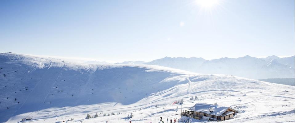 https://www.hotel-edelweiss.it/media/46f967ca-d093-4637-9f45-d8db7943f2a4/958_x_400/verschneite-winterlandschaft-mit-huette-skifahrern-und-sonnenschein-in-den-dolomiten.jpg
