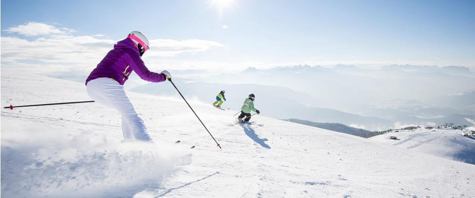 https://www.hotel-edelweiss.it/media/2e0488fe-90fd-4c8b-a99a-9b1871c7f56a/958_x_400/eine-familie-beim-skifahren.jpg